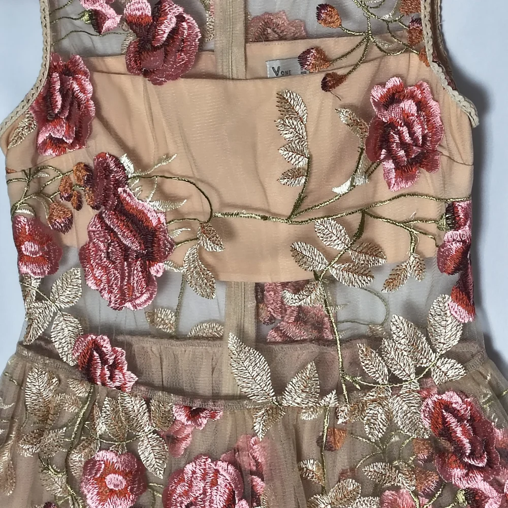 🌺 Floral Embroidered Beautiful Sleeveless Somewhat Sheer Top By Vone - Size 6❤️ - Picture 5 of 11